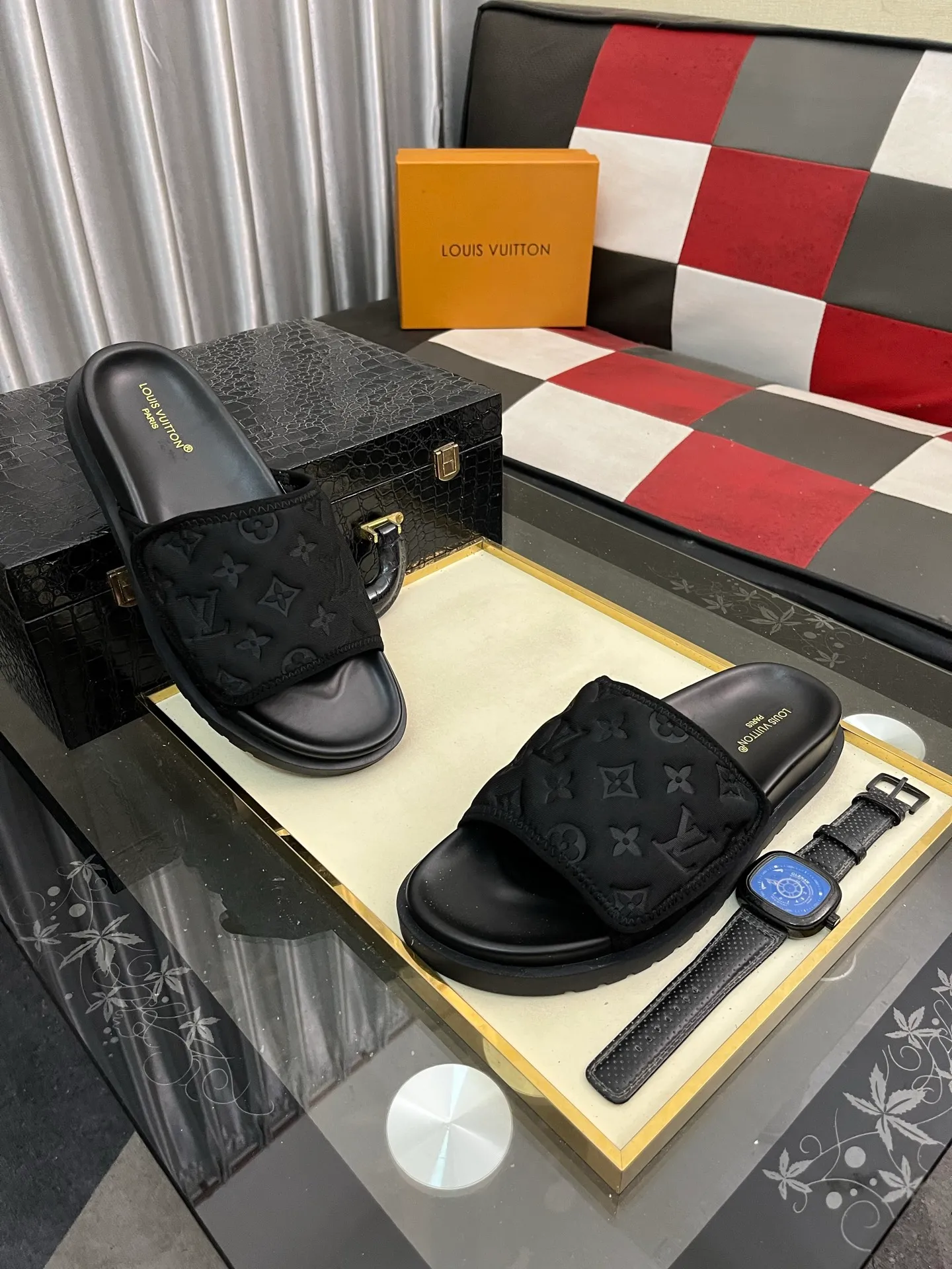 Men's men's shoes💰320⌚️⌚️[Louis Vuitton LV slippers] (high-end cowhide) counter 1:1 fashion style summer must-have! The designer used LV’s iconic outsole. The original simple slippers instantly become fashionable! The upper is made of flexible special cowhide leather straps alternately, and the workmanship is exquisite! A must-have for stylish men in summer, size 38-44